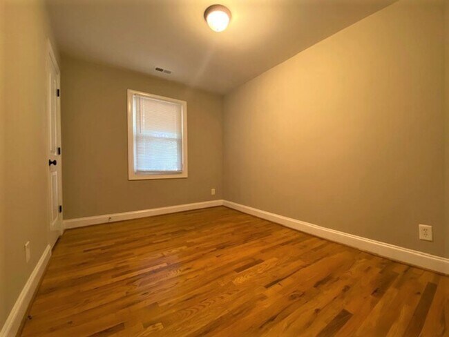 Building Photo - Selwyn/Collins Park area  3 bed, 1 bath Bu...