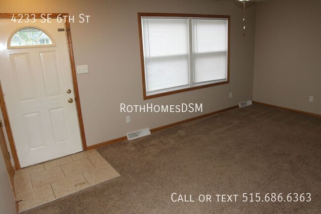 Building Photo - 3 bedroom 2 bath with attached garage Full...