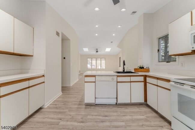 Building Photo - 48 Westchester Terrace