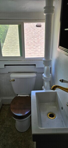 Building Photo - 129 N Bergan Ave