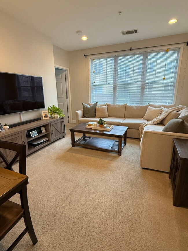 Building Photo - 300 W Elm St