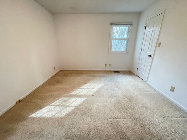 Building Photo - Lovely 3br 2ba home in quiet Chapel Hill neighborhood, walking distance to McDougle Elementary!