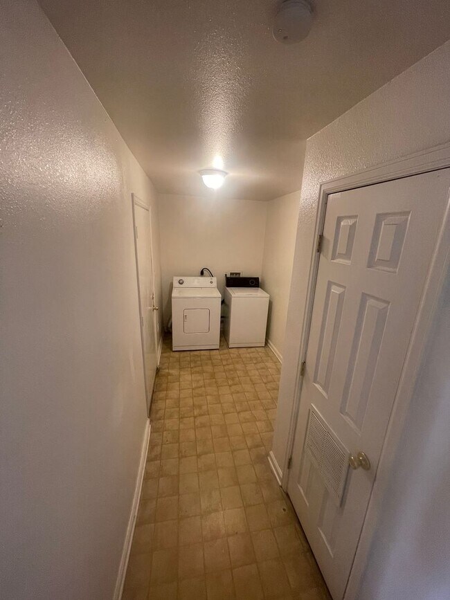 Building Photo - (2539 10th Ave Ct.)