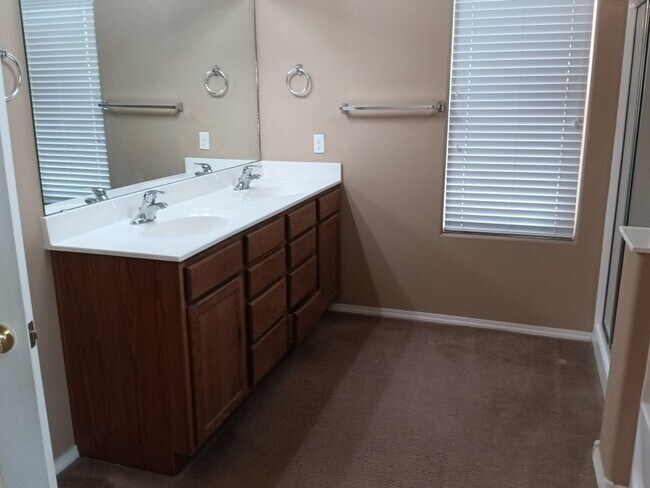 Building Photo - 4 Bedroom, 2 Bathroom! Lovely Home!