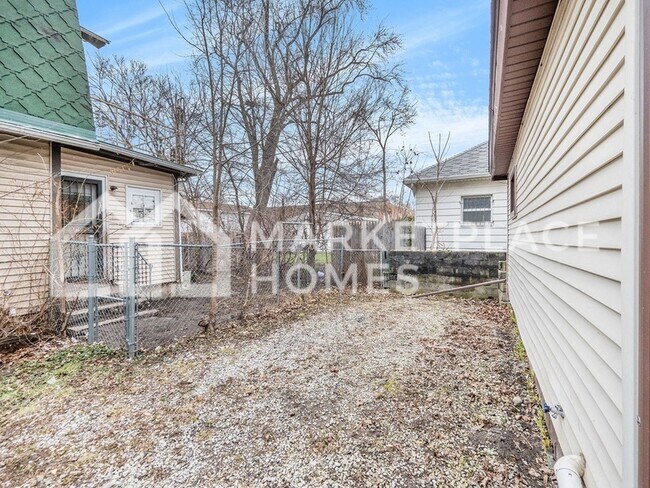 Building Photo - 1105 May St