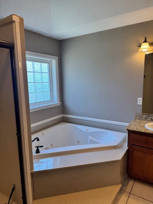 Building Photo - NEW TO MARKET/ LARGE 2 STORY HOME ON PRIVA...