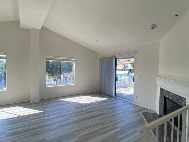 Building Photo - 861 Manhattan Beach Blvd