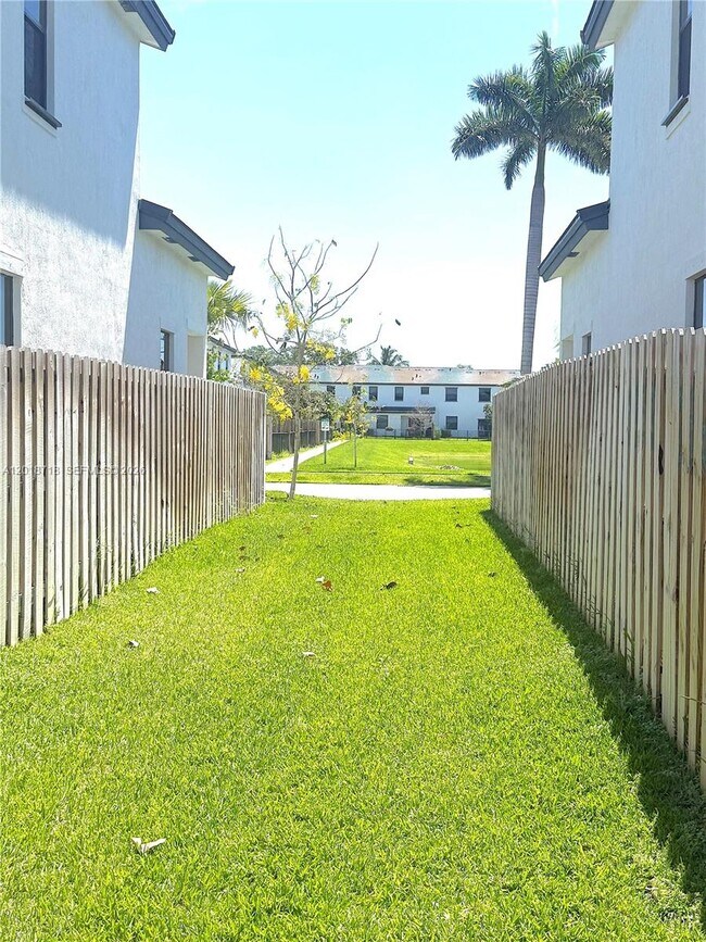 Building Photo - 4941 Oakmont Dr