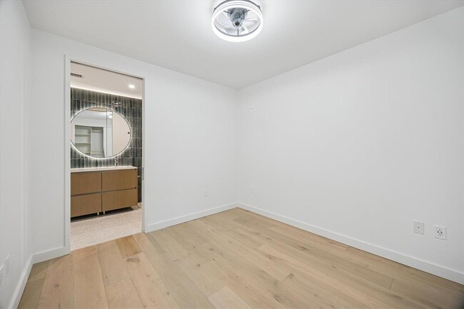 Building Photo - 610 Davis St