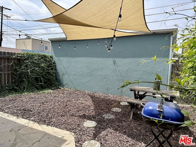 Building Photo - 1075 1/2 Leighton Ave