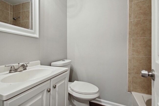 Building Photo - 2215