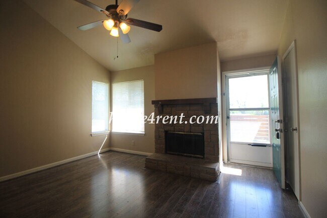 Building Photo - Cozy Olathe Ranch Style Home w/ Wood Floors!