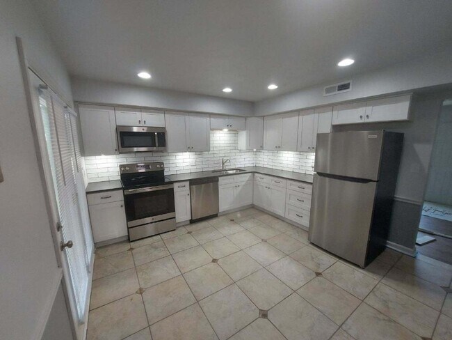 Building Photo - Beautiful Roanoke 2 bed 2 bath Duplex