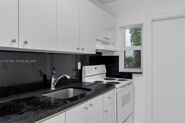 Building Photo - 634 SW 10th St