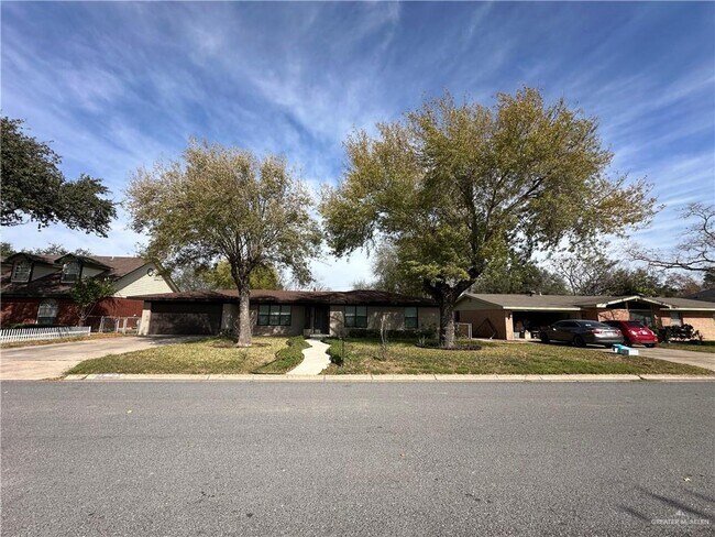 Building Photo - 304 W Walnut Ave