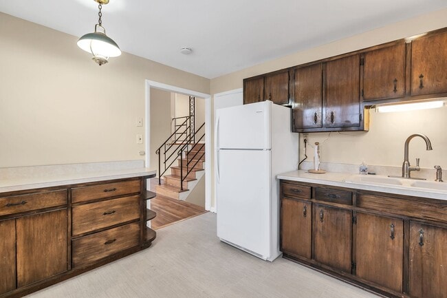 Building Photo - Well Maintained 3 Bedroom 1.5 Bathroom Spl...