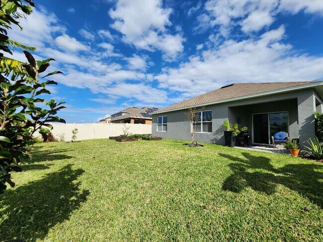 Building Photo - Beautifully 4-Bedroom, 2-Bath house in Lak...
