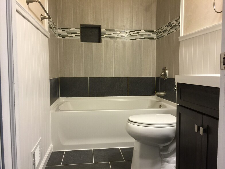 Full bath - 339 Willowbrooke Dr