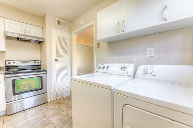 Building Photo - Qualified Tenants Get 50% Off First Month!...