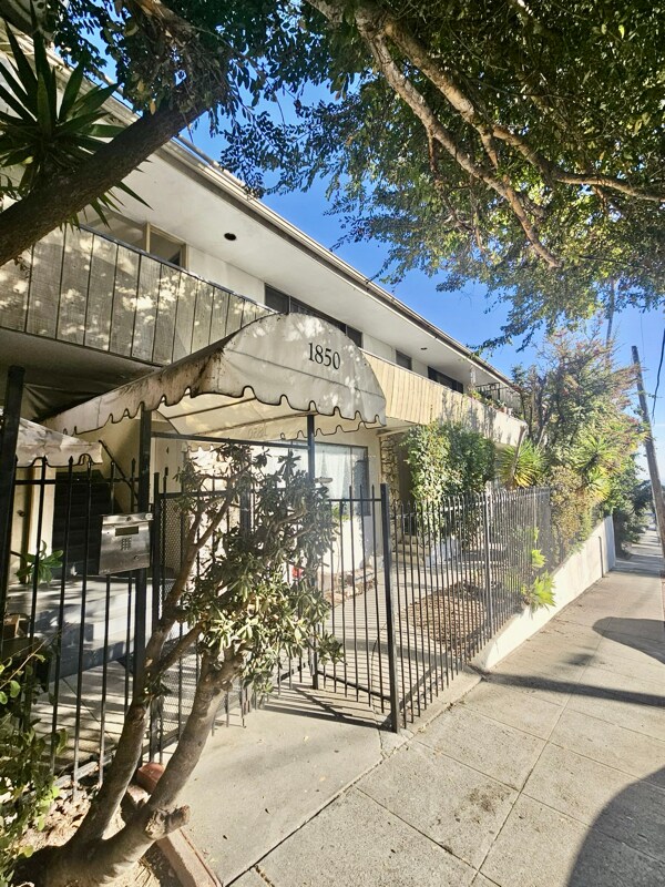 Building Photo - 1850 N La Brea Ave