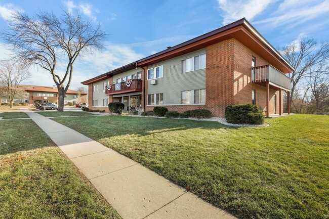 Building Photo - 1156 W Carriage Dr
