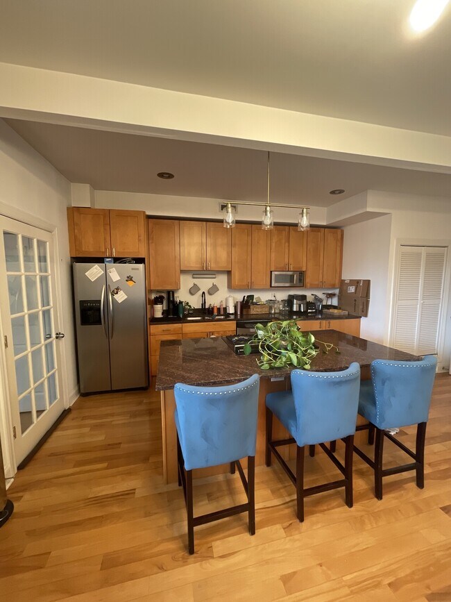 Building Photo - Champlain