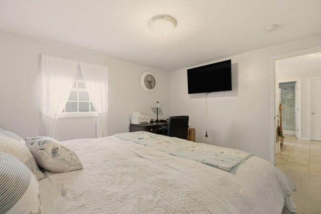 Building Photo - 5 Leland Point Dr