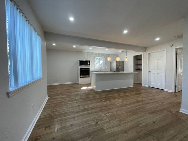 Building Photo - Completely renovated 2/1 on Golf Course!