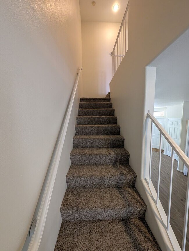 Building Photo - 3 Bedroom Townhome at Townes at Southpark ...