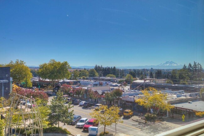 Building Photo - Roomy Townhouse in Downtown Burien, Excellent Walkable location!