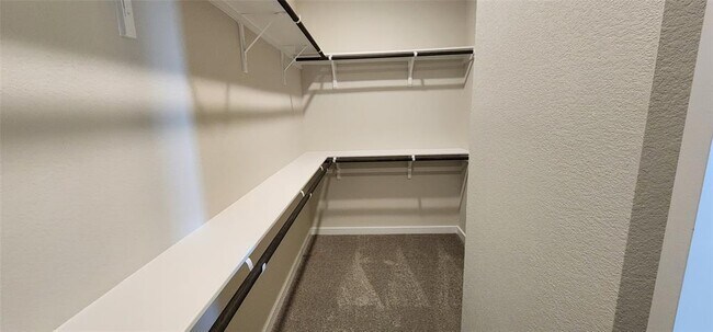 Building Photo - 2200 Delano Dr