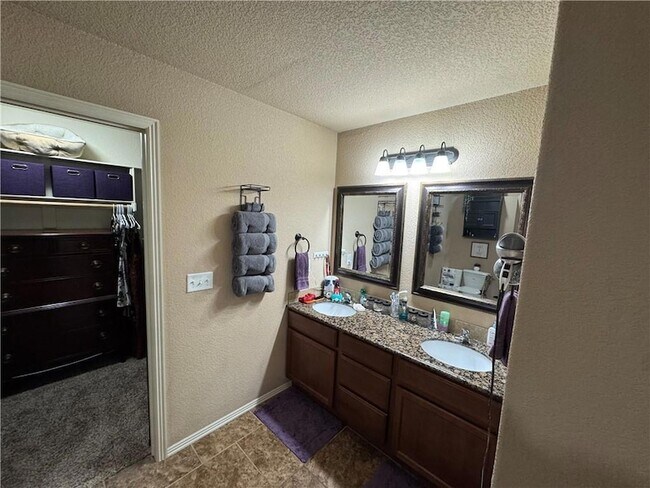 Building Photo - 1008 Kensington Dr