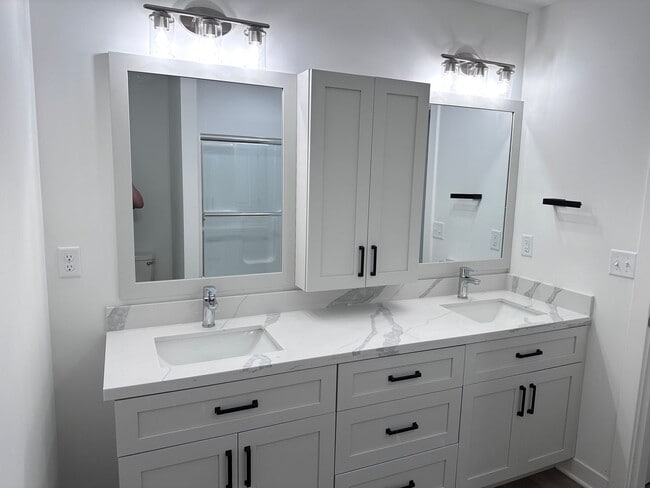 Building Photo - 3 Bed | 2 Bath | 1 Car Garage Single Level Duplex in Kansas City w/ Move In Special