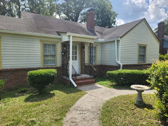 Building Photo - Charming 3-bedroom, 1.5-bathroom home located just a few blocks from Daffin Park