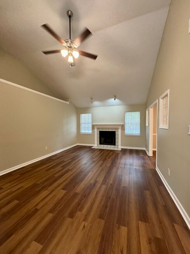 Building Photo - Your Private Retreat 3 Bedroom 2 Bath RentalAwaits!