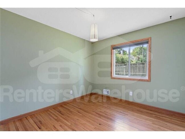 Building Photo - Available 11/1 - very well maintained 4 be...