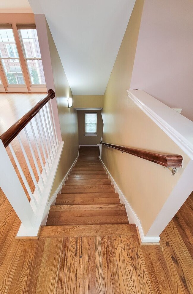 Building Photo - Great opportunity to lease a wonderful town home in the Montrose /Midtown location and within eas...