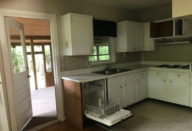 Building Photo - 1645 Airport Dr