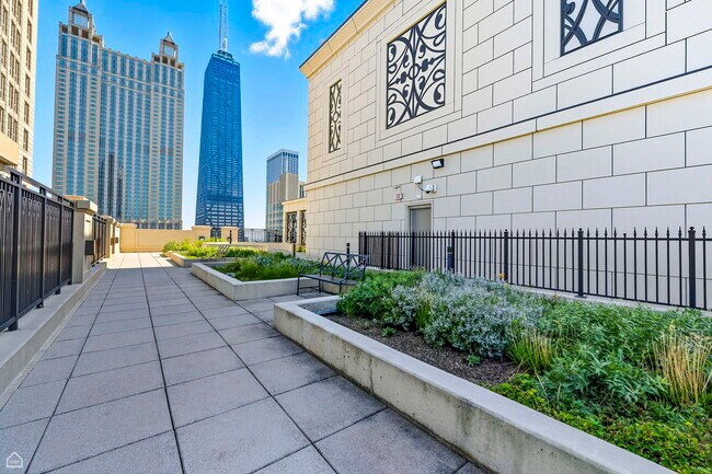 Building Photo - 10 E Delaware Pl