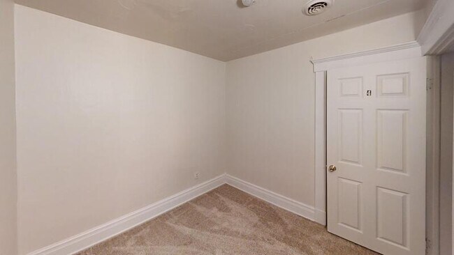 Building Photo - 802 E Kingsley St