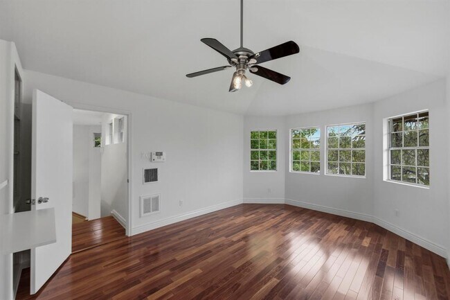 Building Photo - 9312 Roxanna Dr