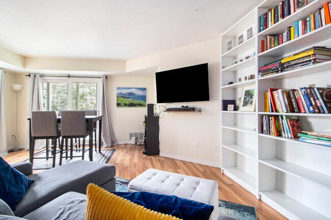 Building Photo - 2221 S Huron Pkwy