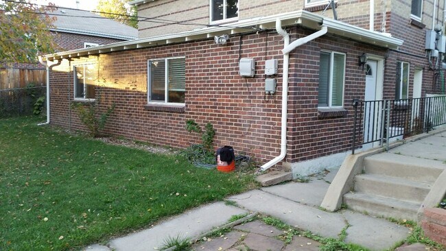 Building Photo - SUPER CUTE 1 BDRM IN DUPLEX HOME IN SLOAN'S LAKE AREA! GARAGE AND FENCED YARD!