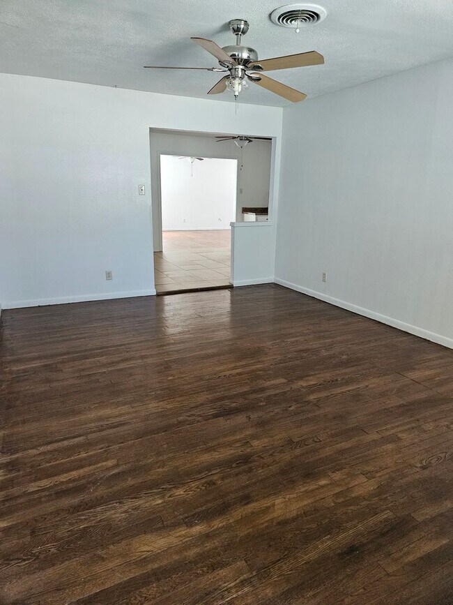 Building Photo - 1011 Cedar Dr