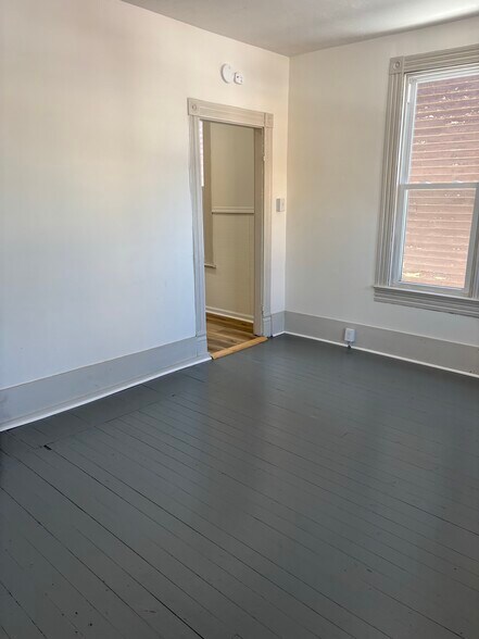 Building Photo - 19 W Chartes St