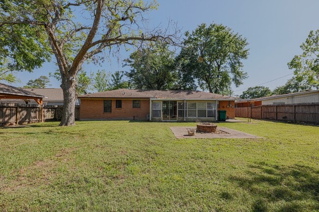 Building Photo - 10038 Lazy Oaks St