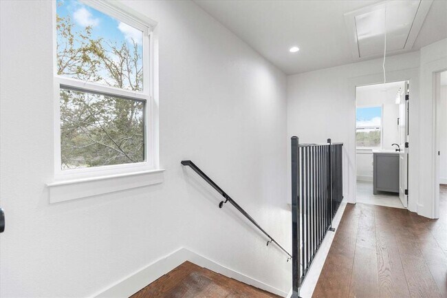 Building Photo - 114 Shady Bluff Dr