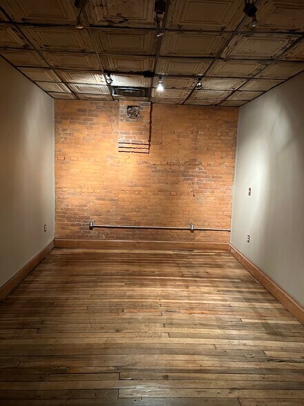 Building Photo - 1609 Winchester Ave