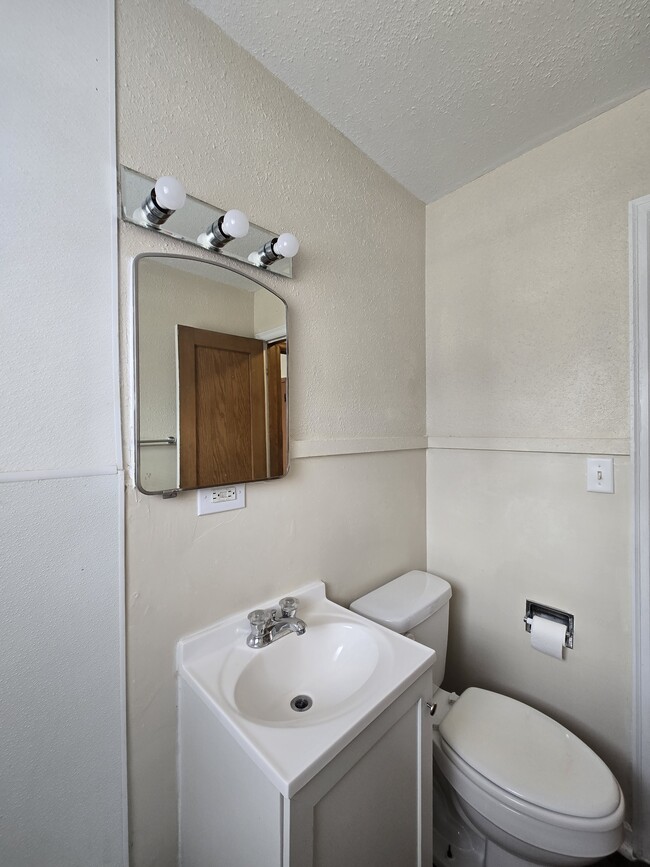 Building Photo - 722 S Hunter