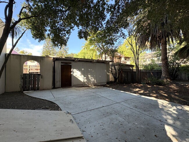 Building Photo - Charming 2-Bedroom Home with Spacious Back...